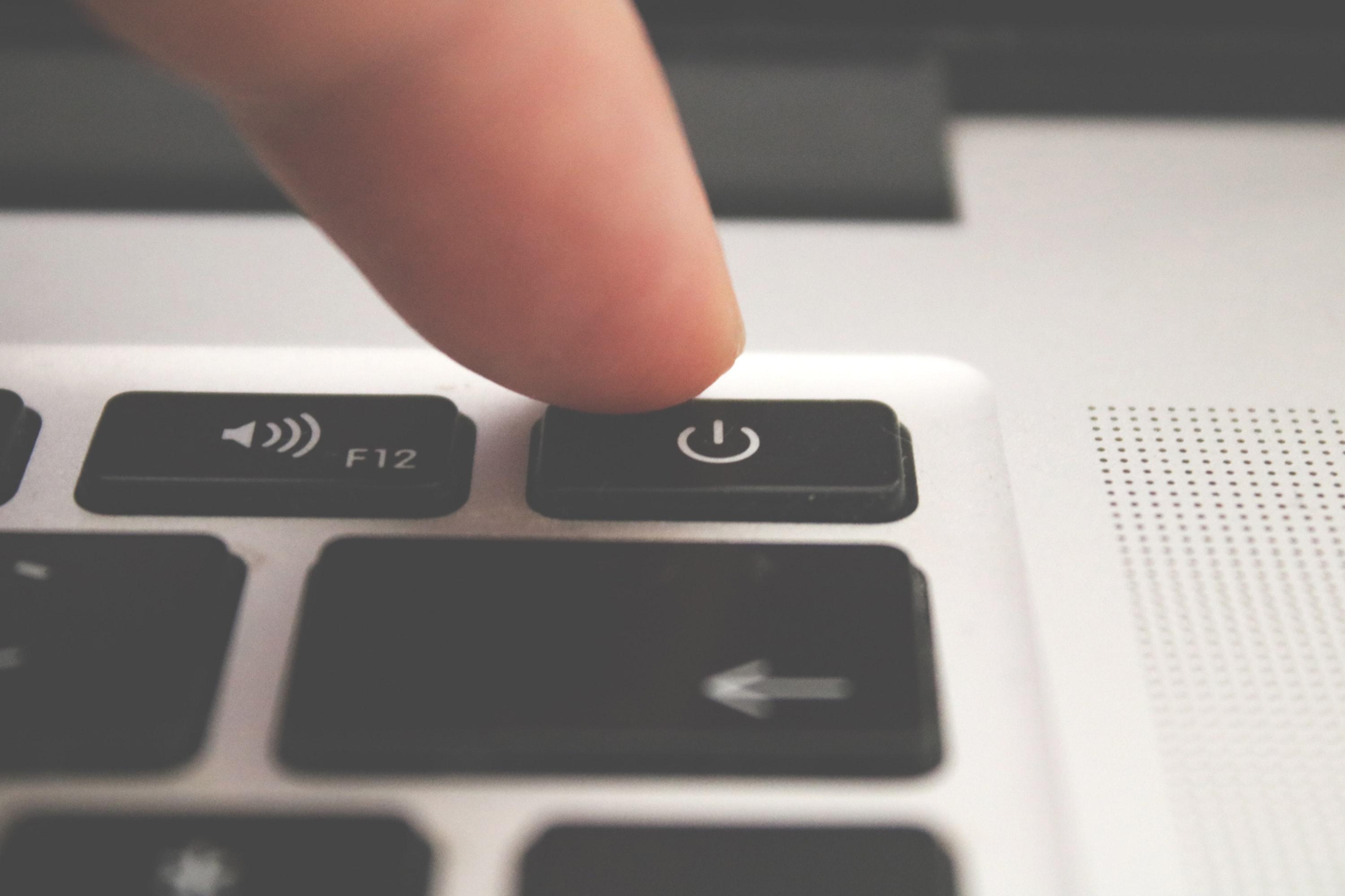 4 Big Reasons to Ask Guests to Unplug for Your Wedding 