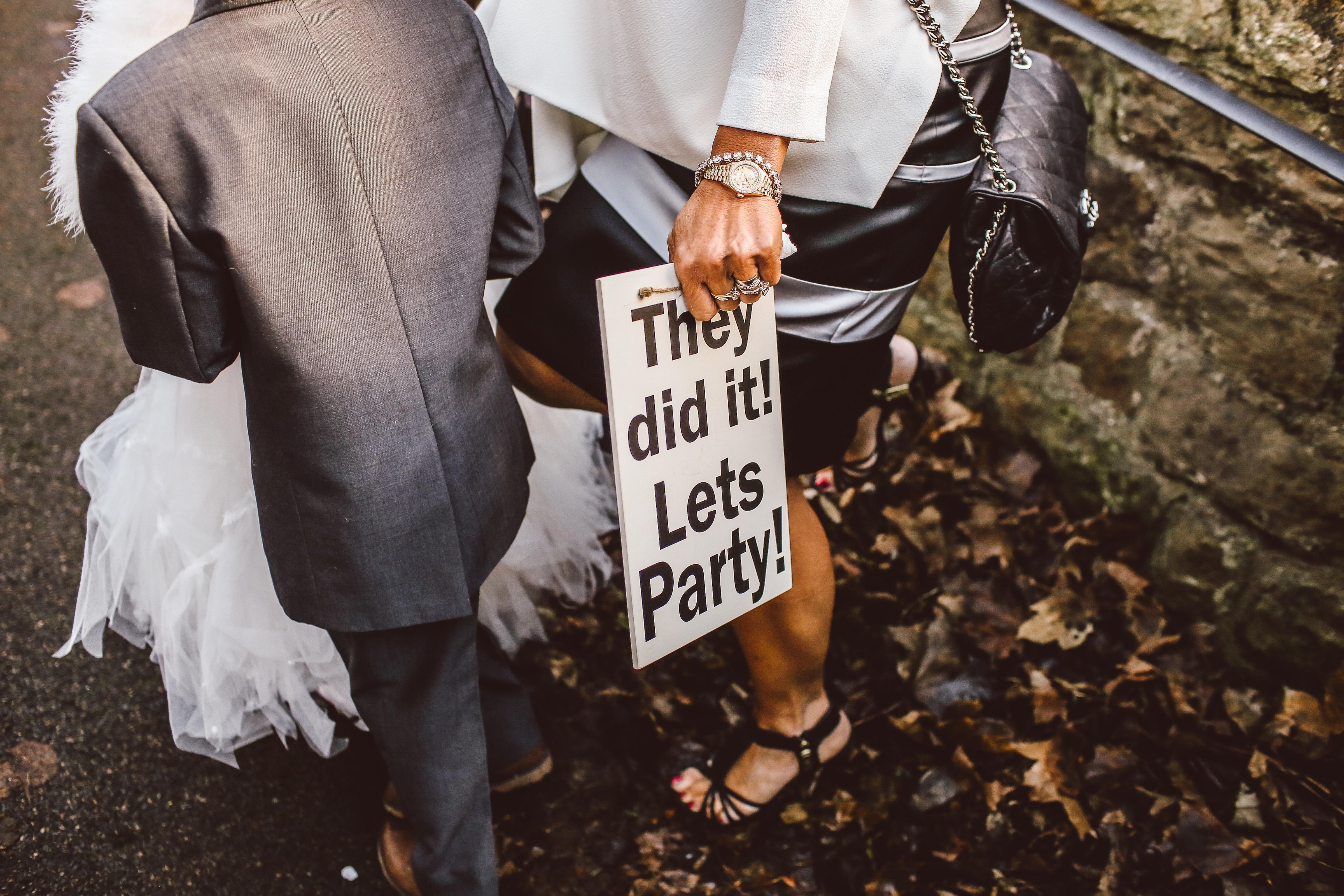 Wedding Band vs. DJ: Which One Is Better?