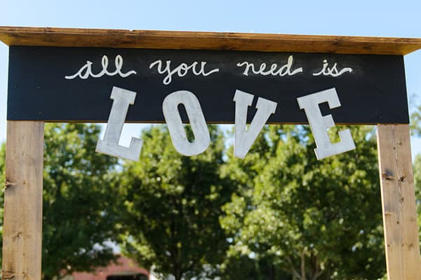 12 Big Day Signs You Should Definitely Have at Your Wedding