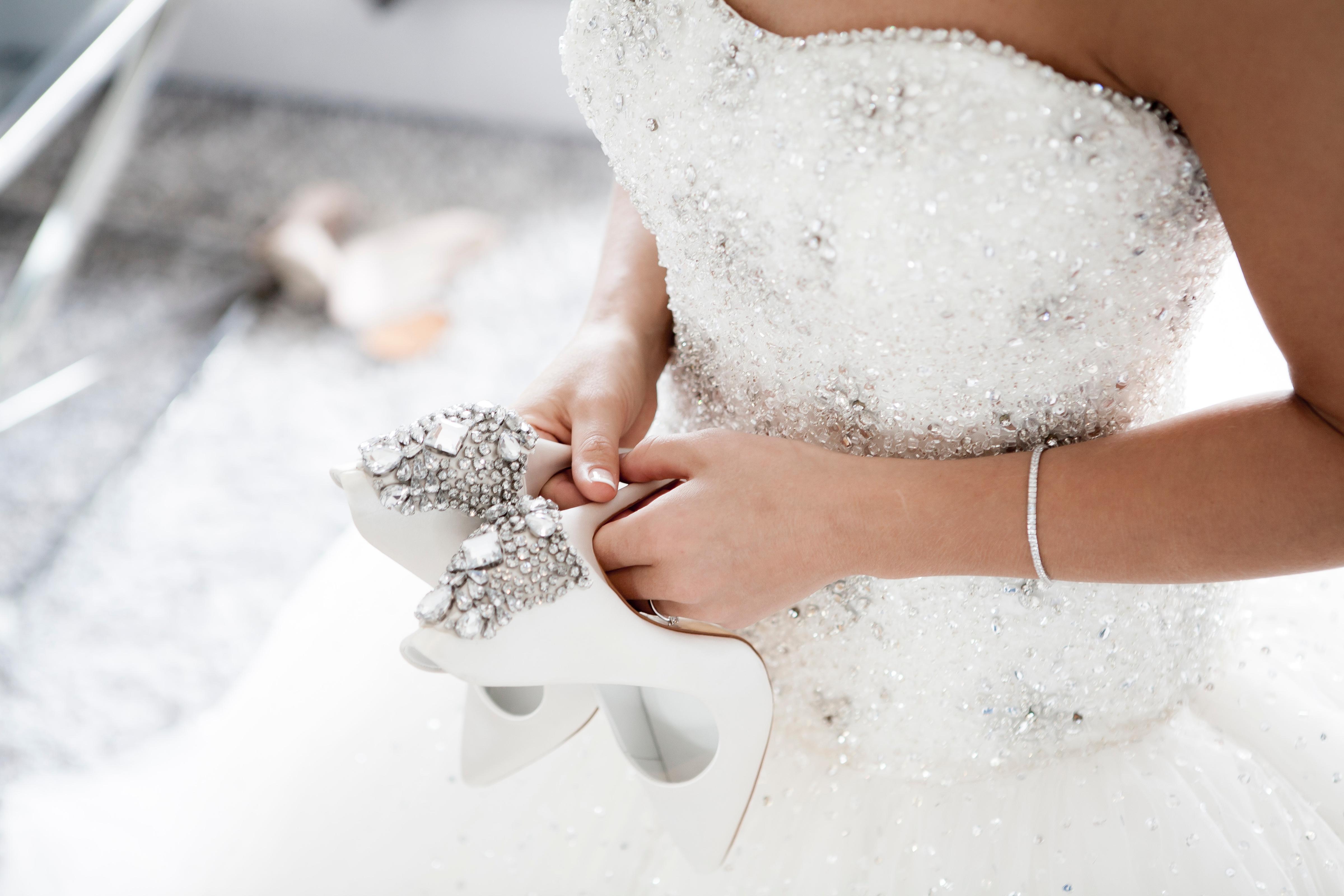 7 Easy Ways to Wear Heels Without Pain on Your Wedding Day