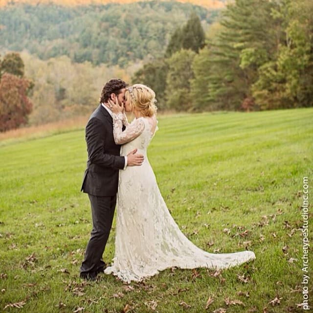 10 Celebrities Who Had Secret Weddings