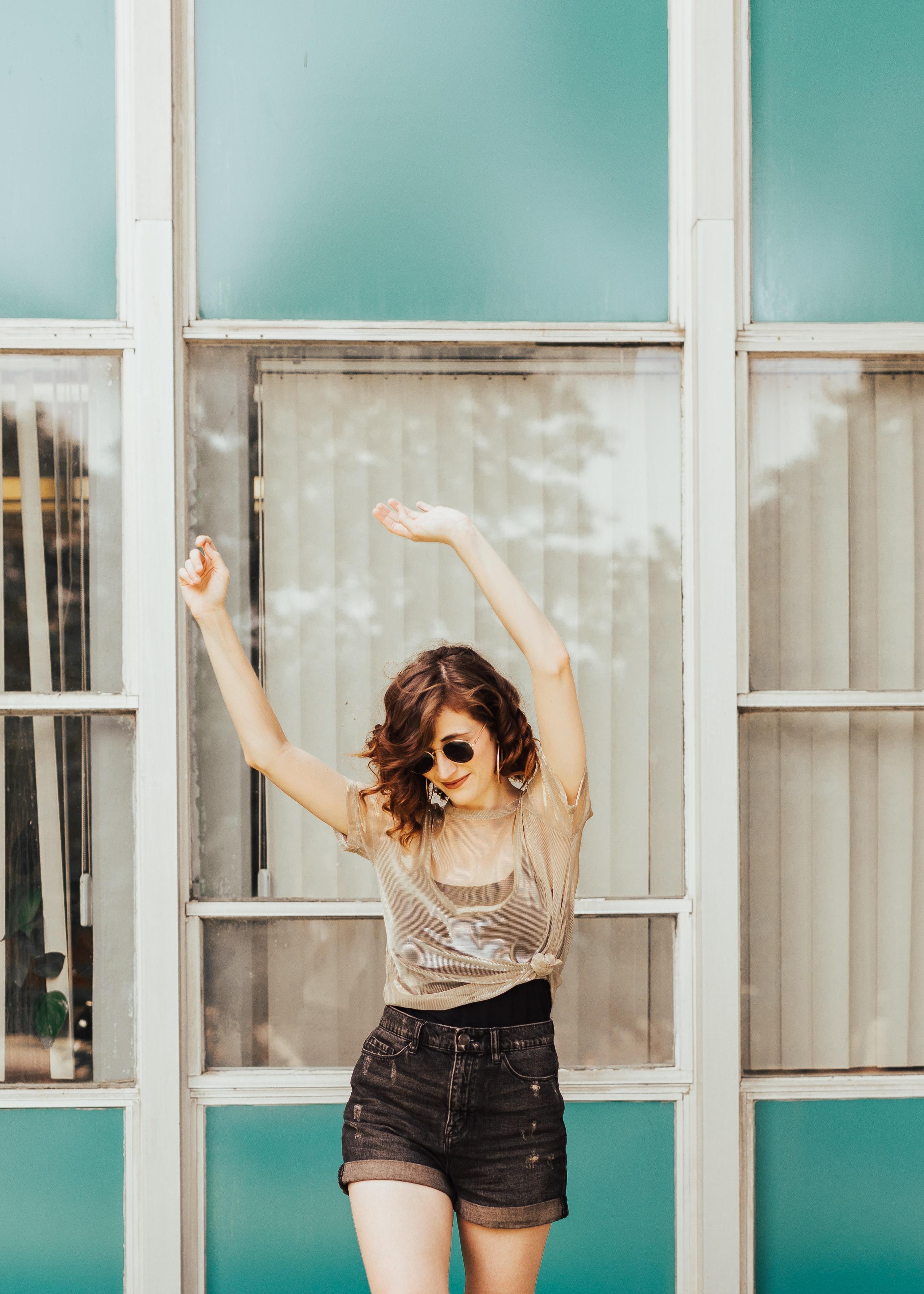 The 10 Most Embarrassing Dance Moves People Try at Weddings