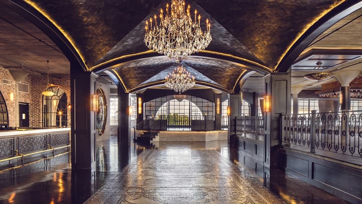 The Astorian, Houston