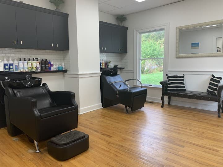Main Roots Salon & Blow Dry Bar