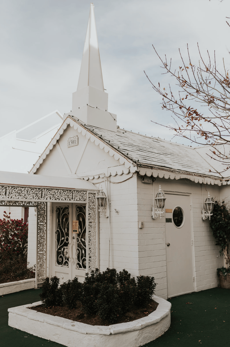 A Modern Las Vegas Wedding at The Little White Wedding Chapel 7