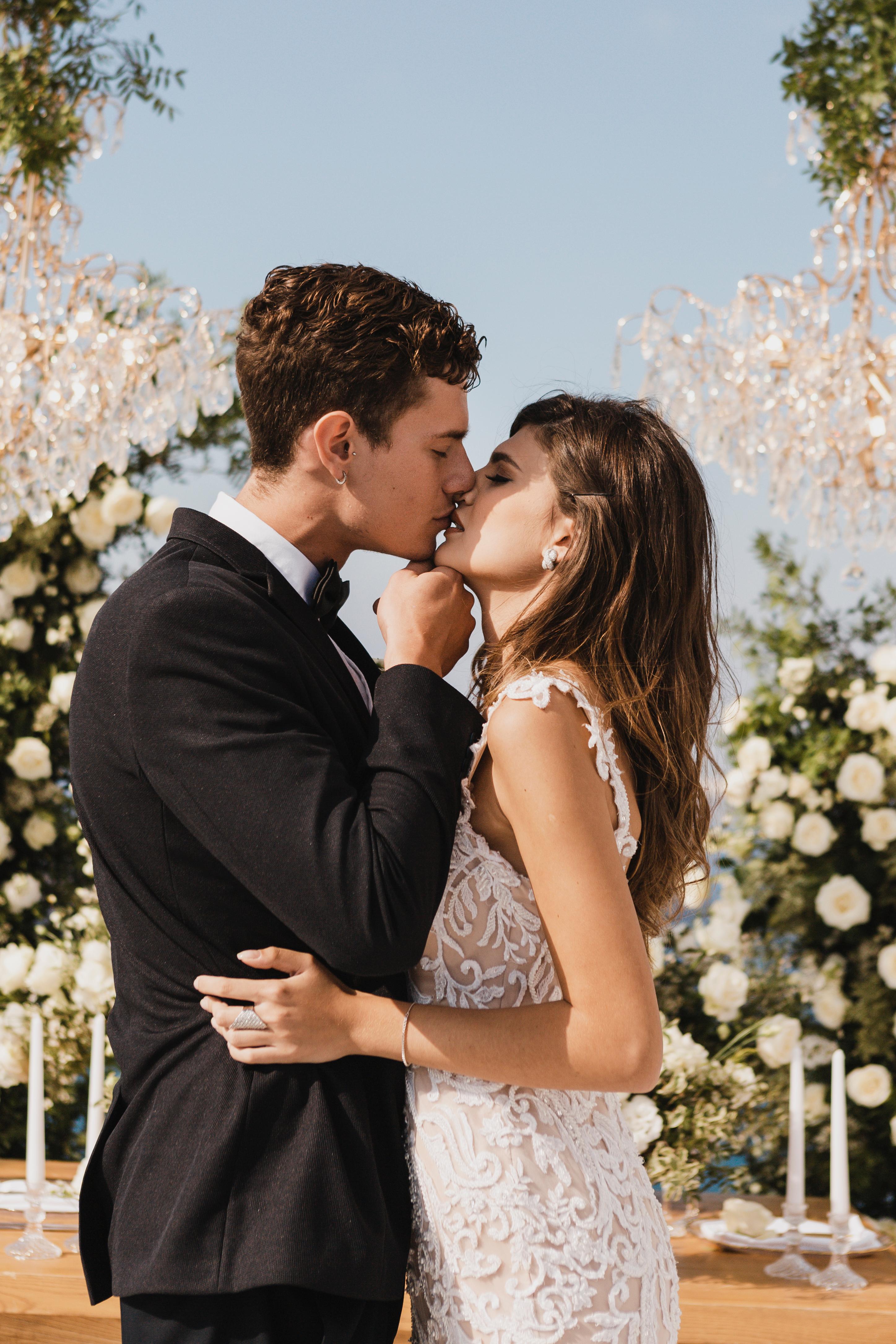 A Glamorous Wedding at El Viento Santorini photo 2