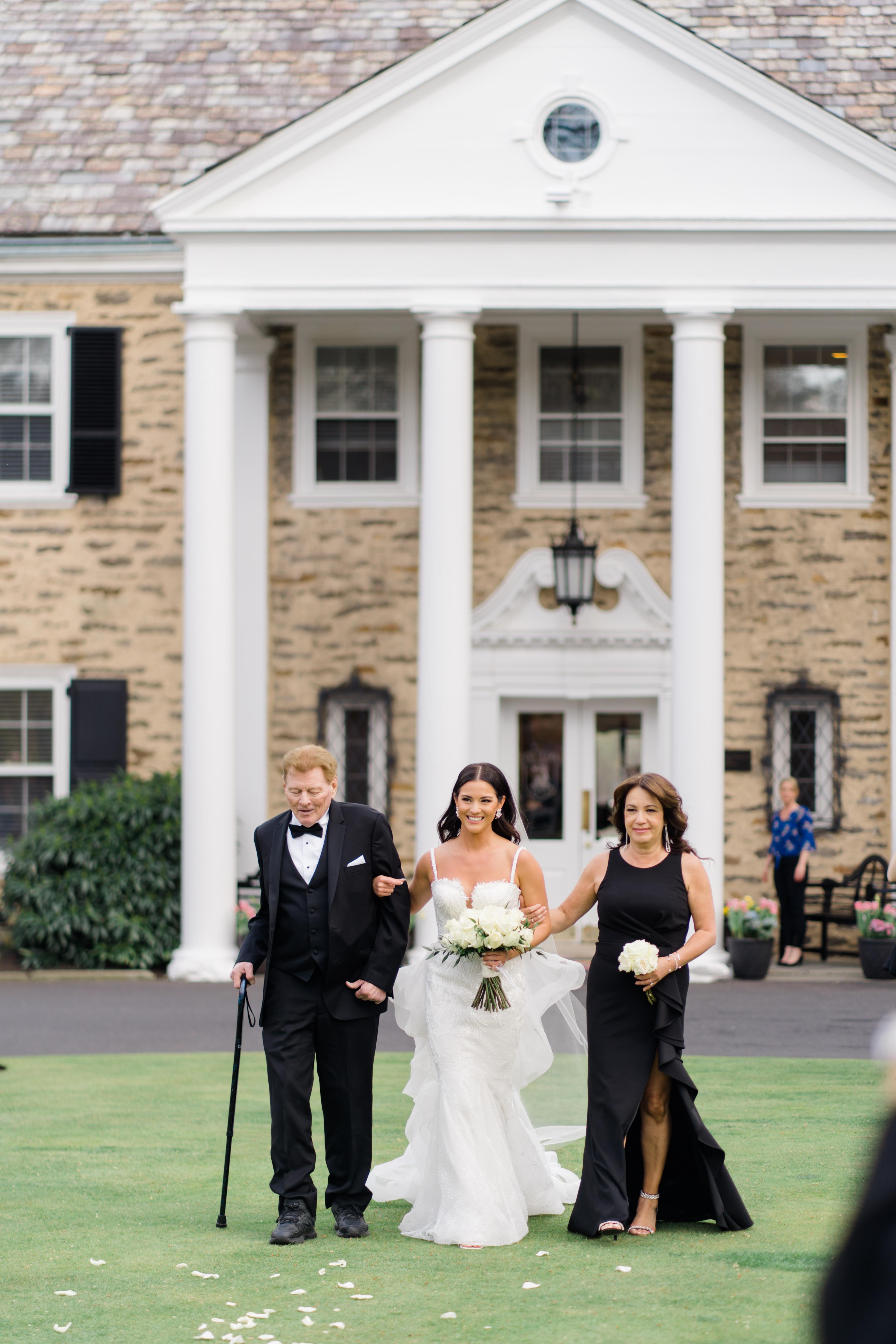 A Glamorous Spring Wedding at the Cairnwood Estate 29