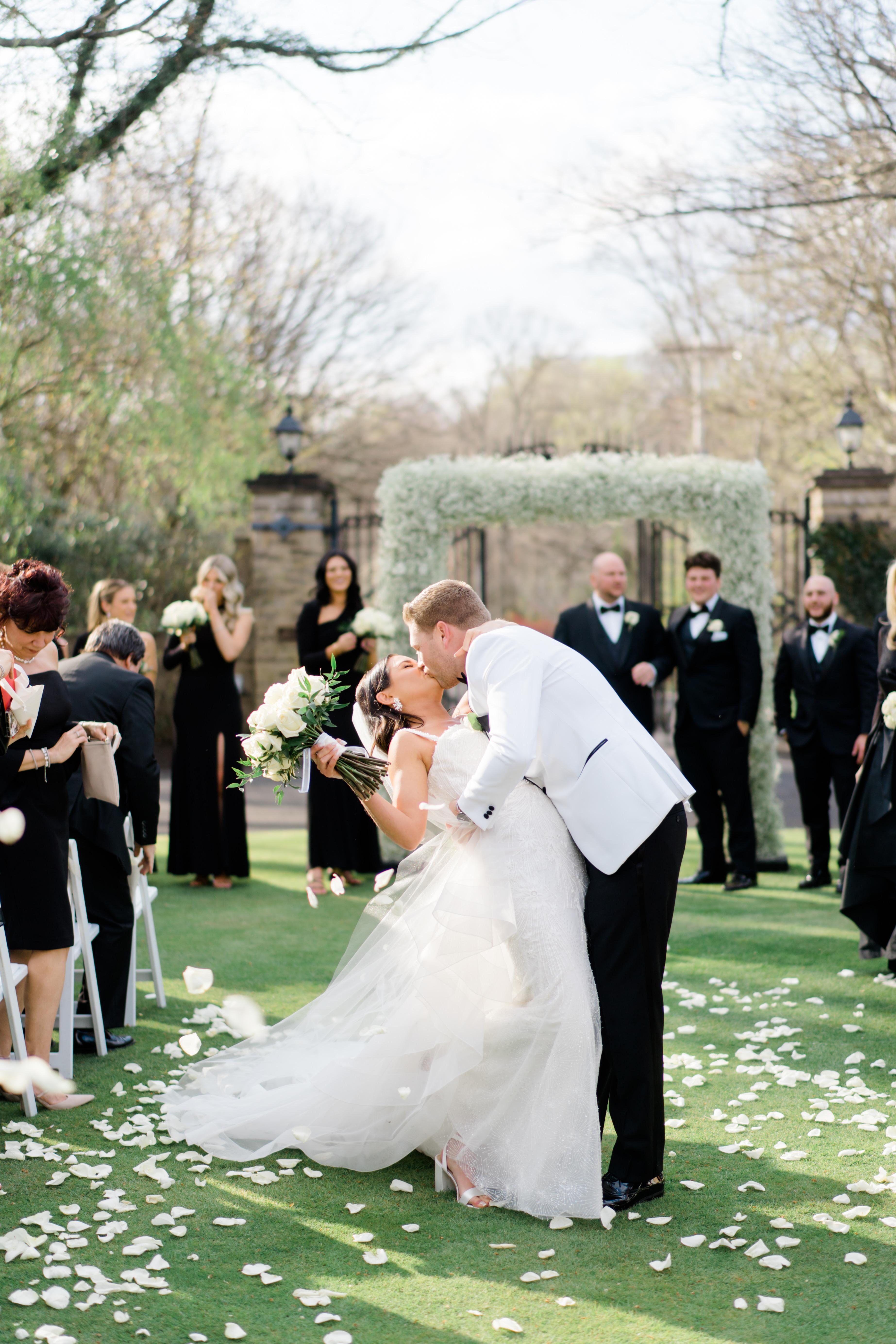 A Glamorous Spring Wedding at the Cairnwood Estate 51