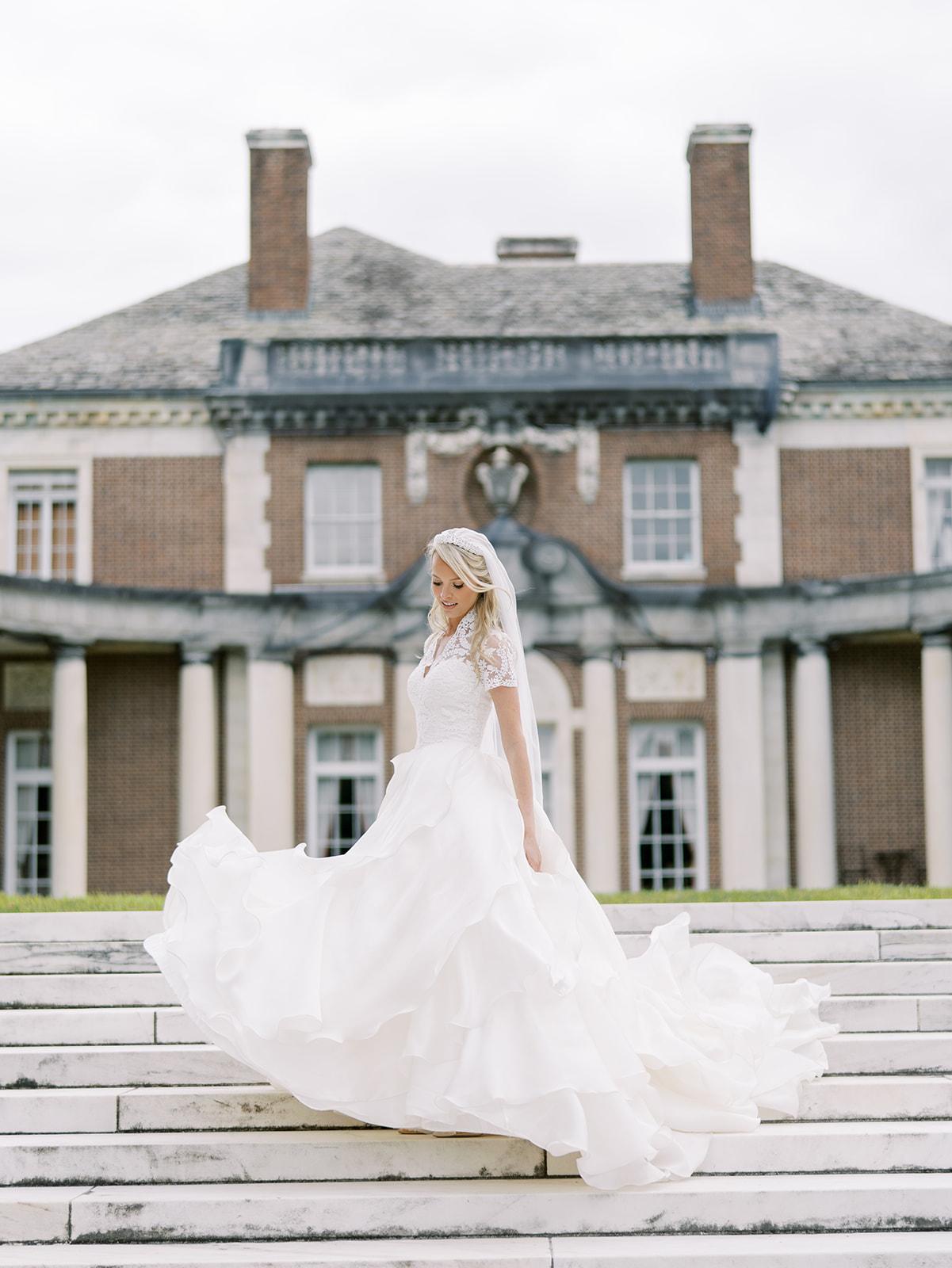 A Glamorous Summer Wedding at NYIT de Seversky Mansion 11