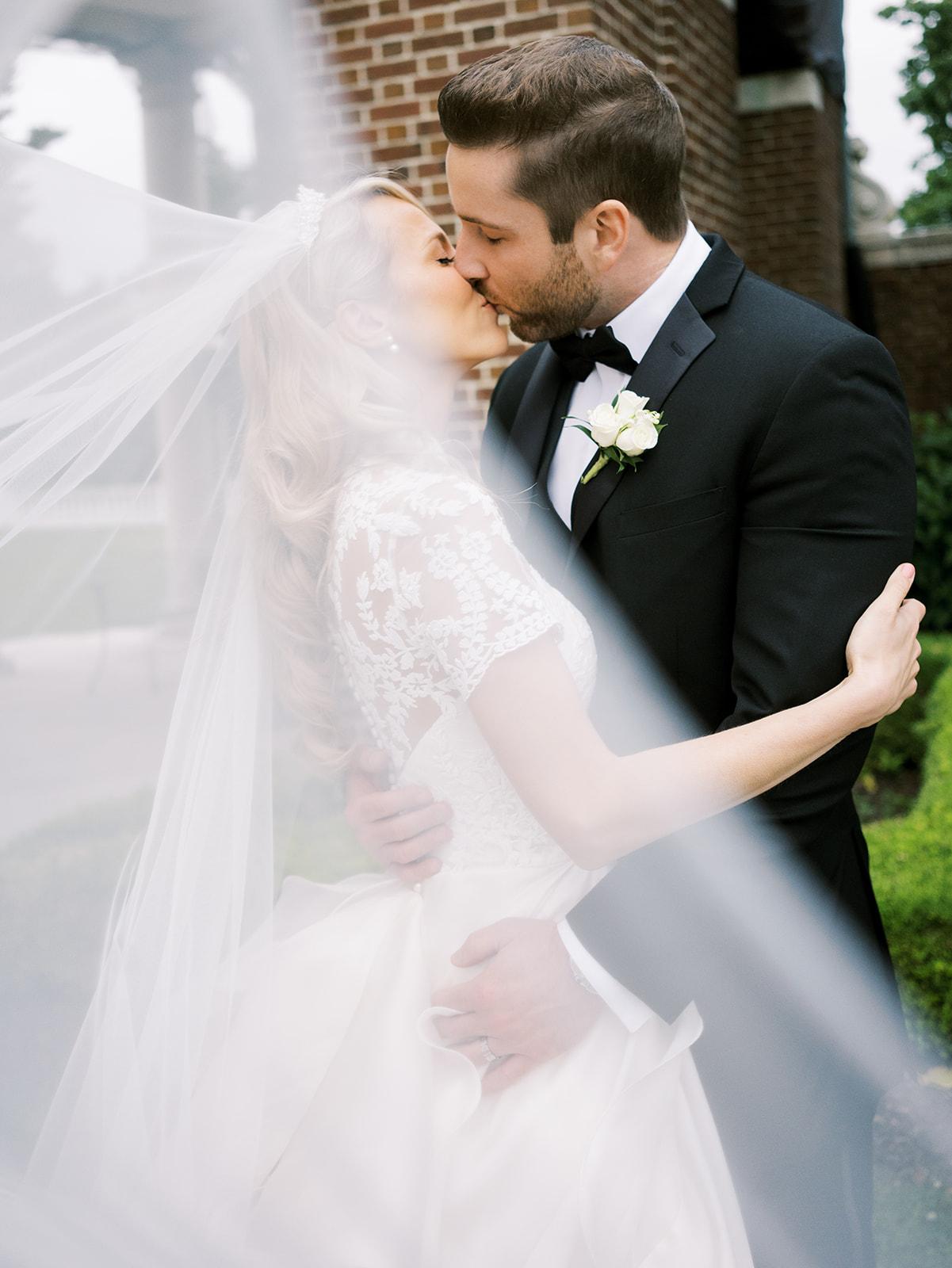 A Glamorous Summer Wedding at NYIT de Seversky Mansion 5