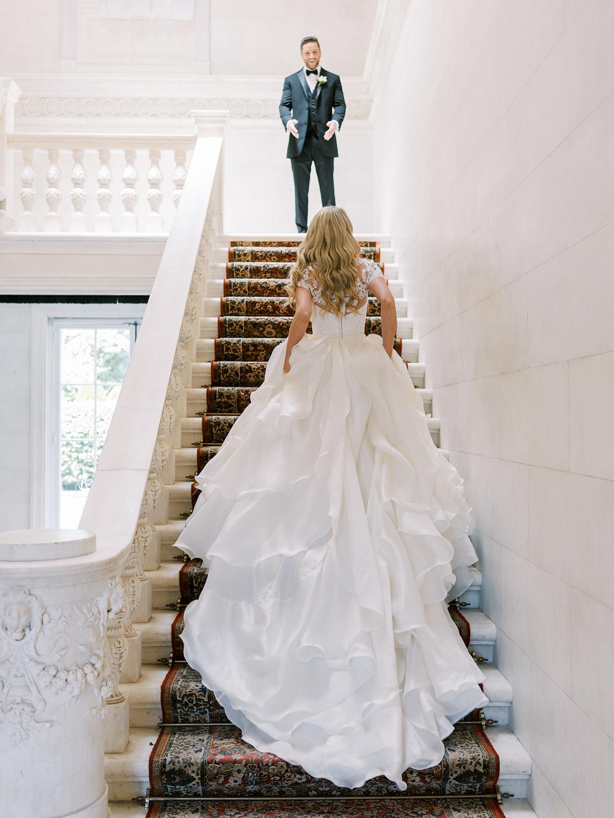 A Glamorous Summer Wedding at NYIT de Seversky Mansion 18