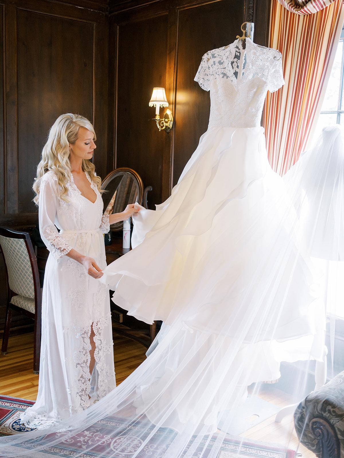 A Glamorous Summer Wedding at NYIT de Seversky Mansion 44