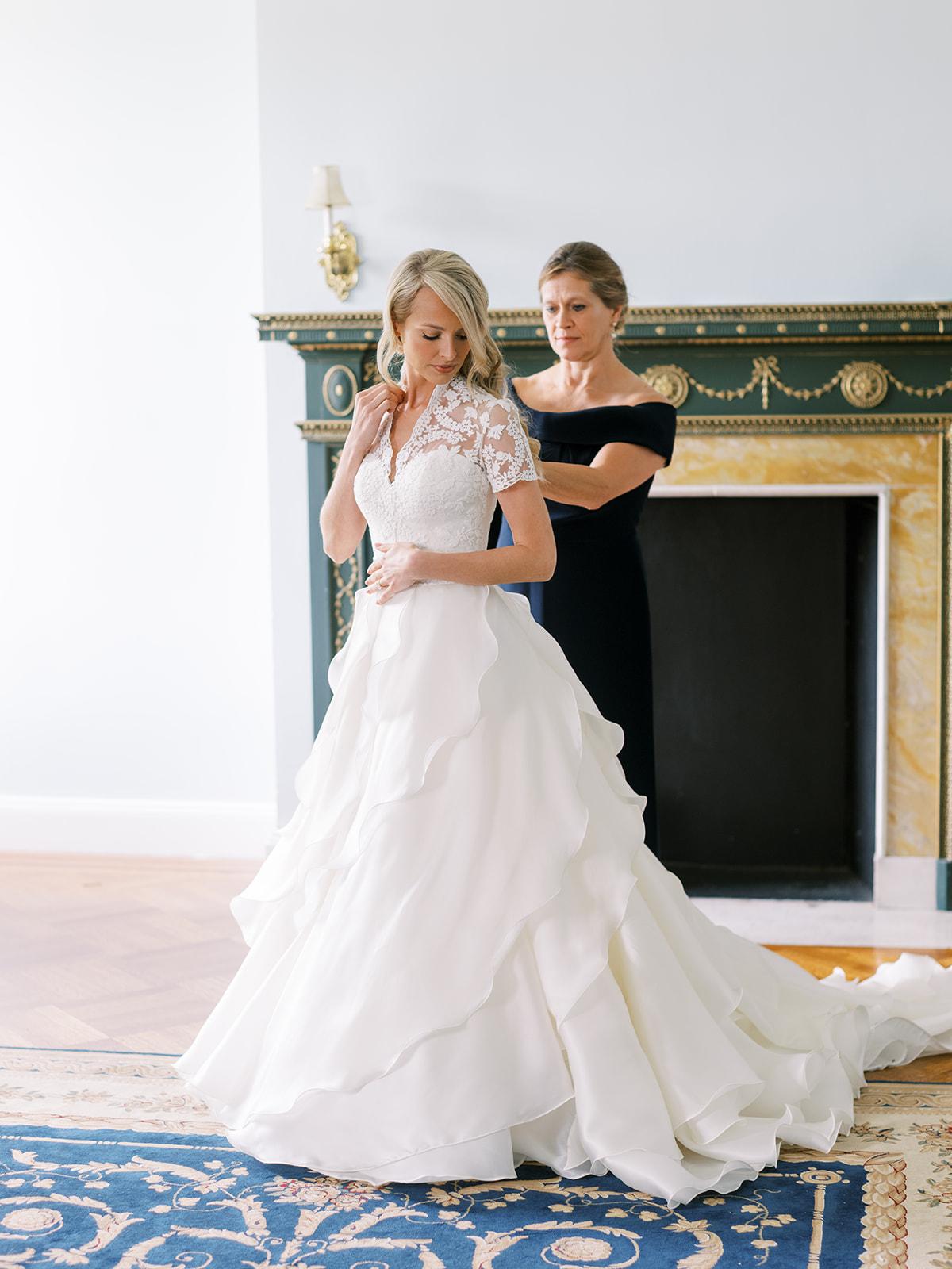 A Glamorous Summer Wedding at NYIT de Seversky Mansion 12