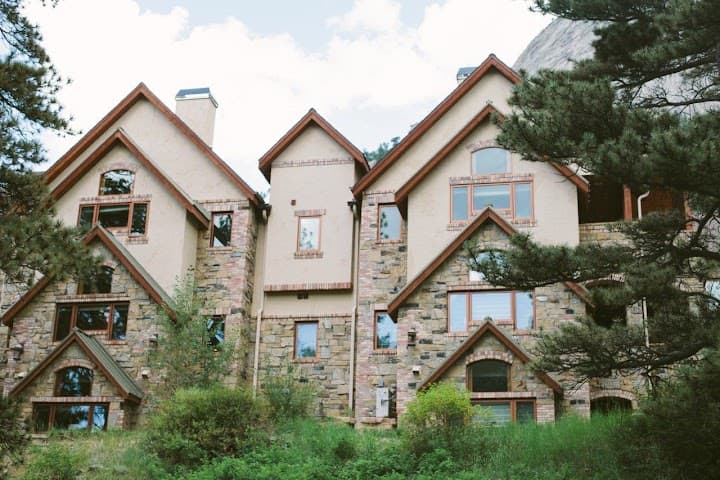 Della Terra Mountain Chateau portfolio 2