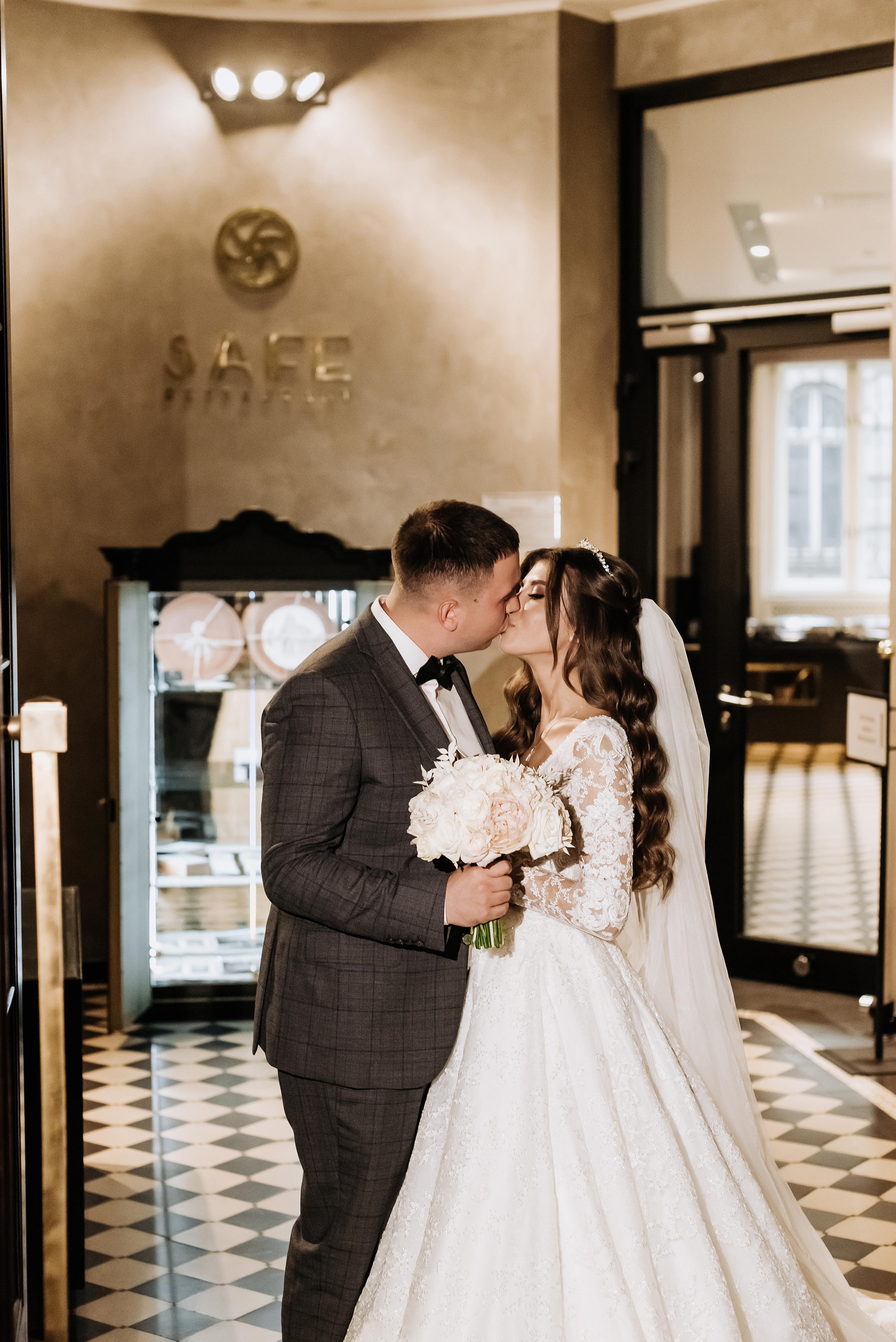 A Glamorous Summer Wedding at Panska Gora