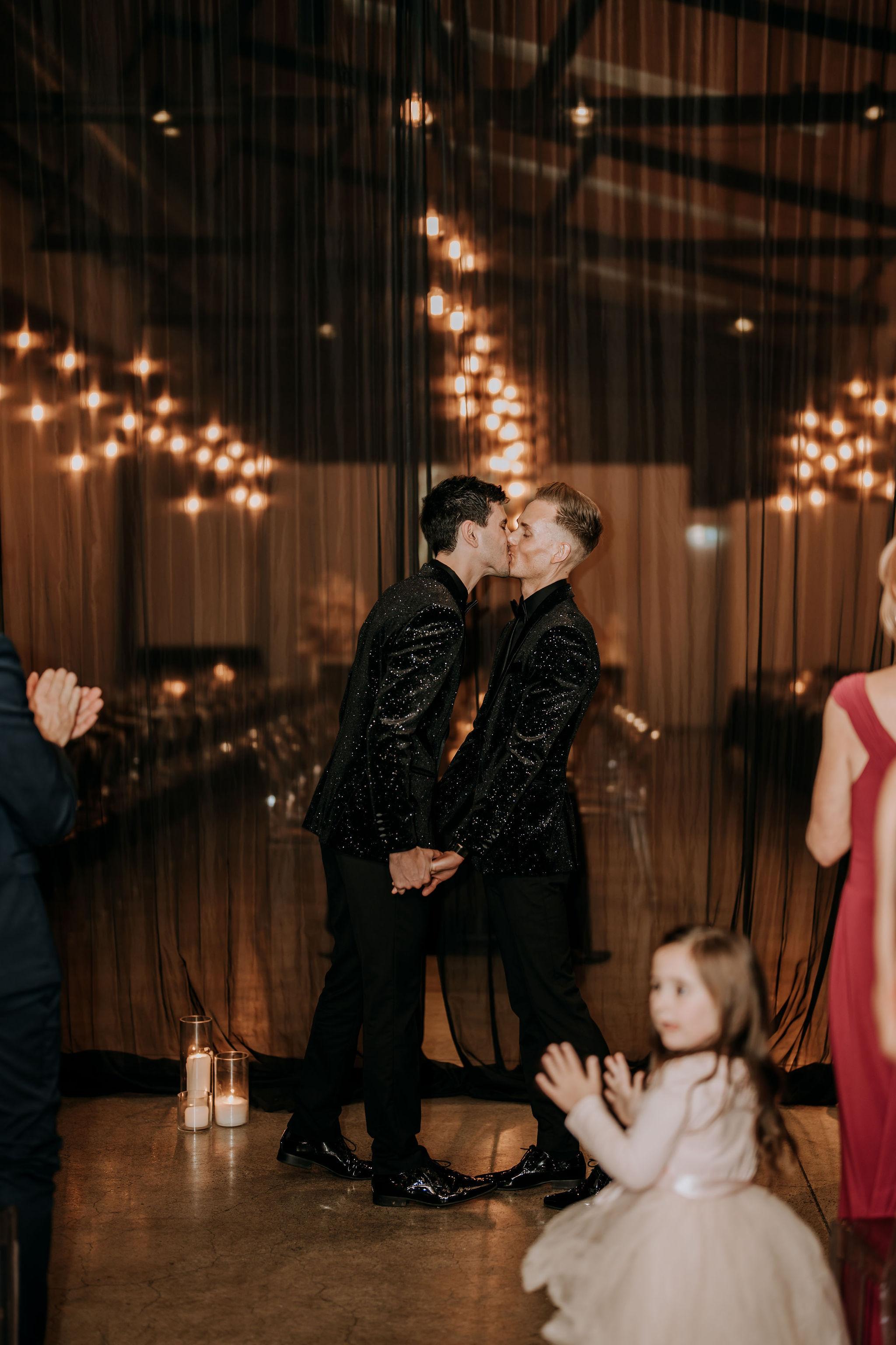 A Glamorous Summer Wedding at Twotonmax 27