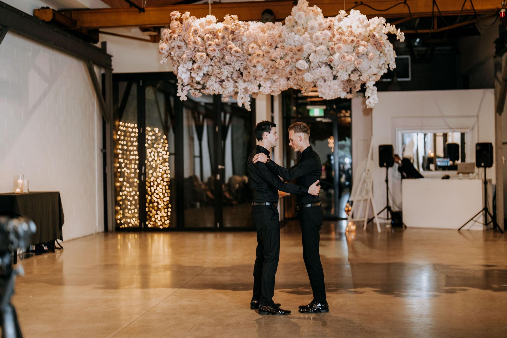 A Glamorous Summer Wedding at Twotonmax 7