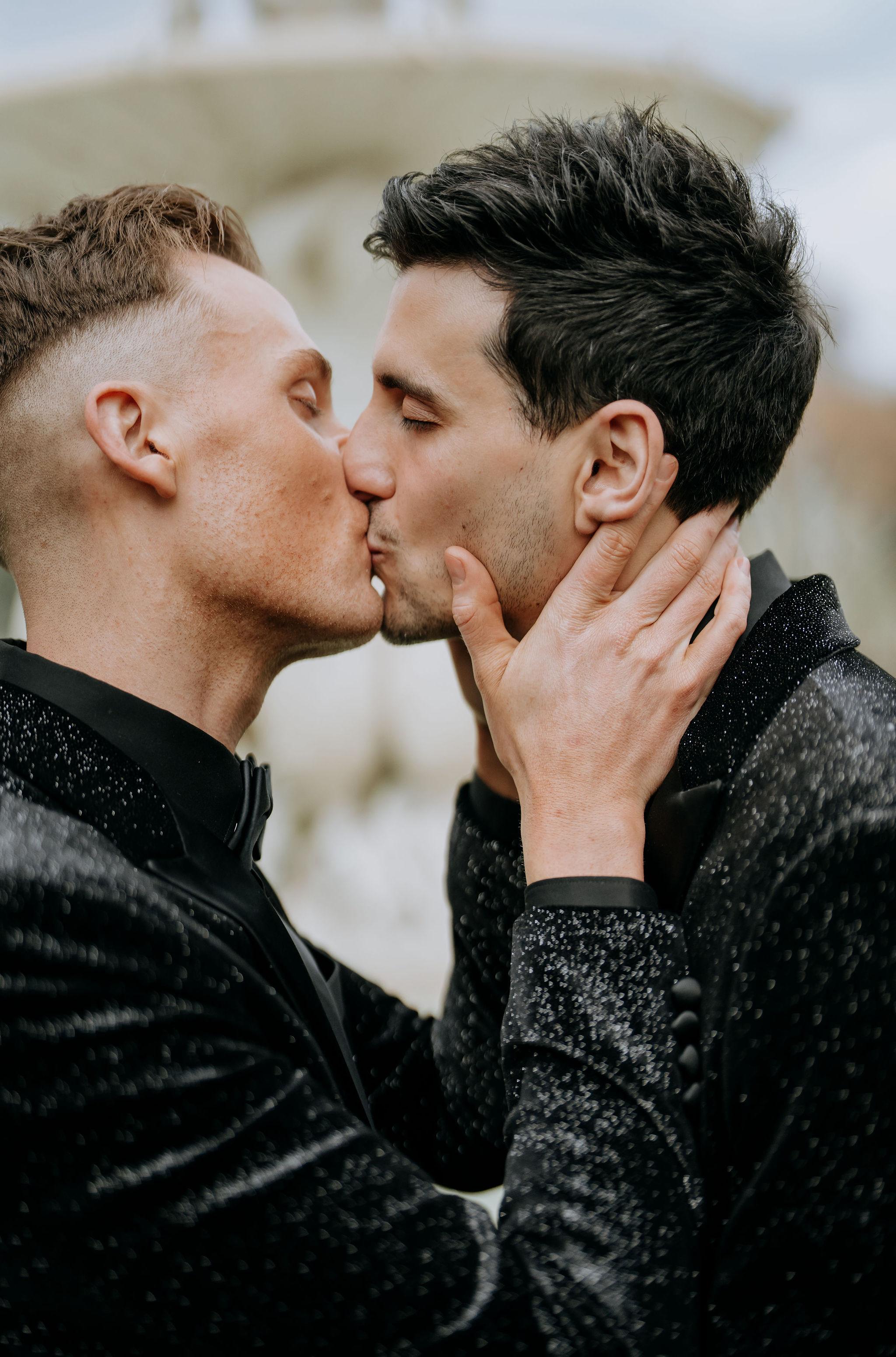 A Glamorous Summer Wedding at Twotonmax 35