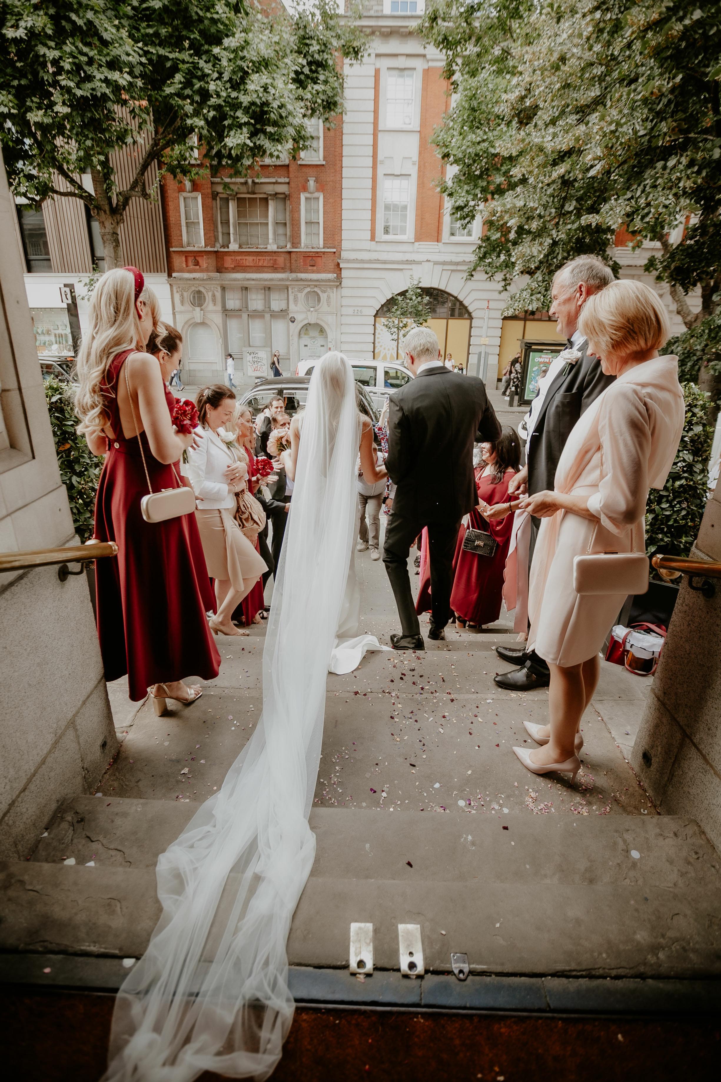 A Modern Summer Wedding at Zetter Townhouse Clekenwell 10