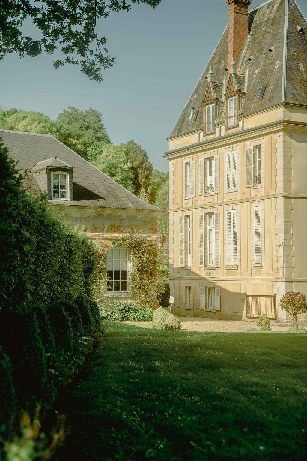 A Whimsical Spring Wedding at Chateau d'Aveny 17