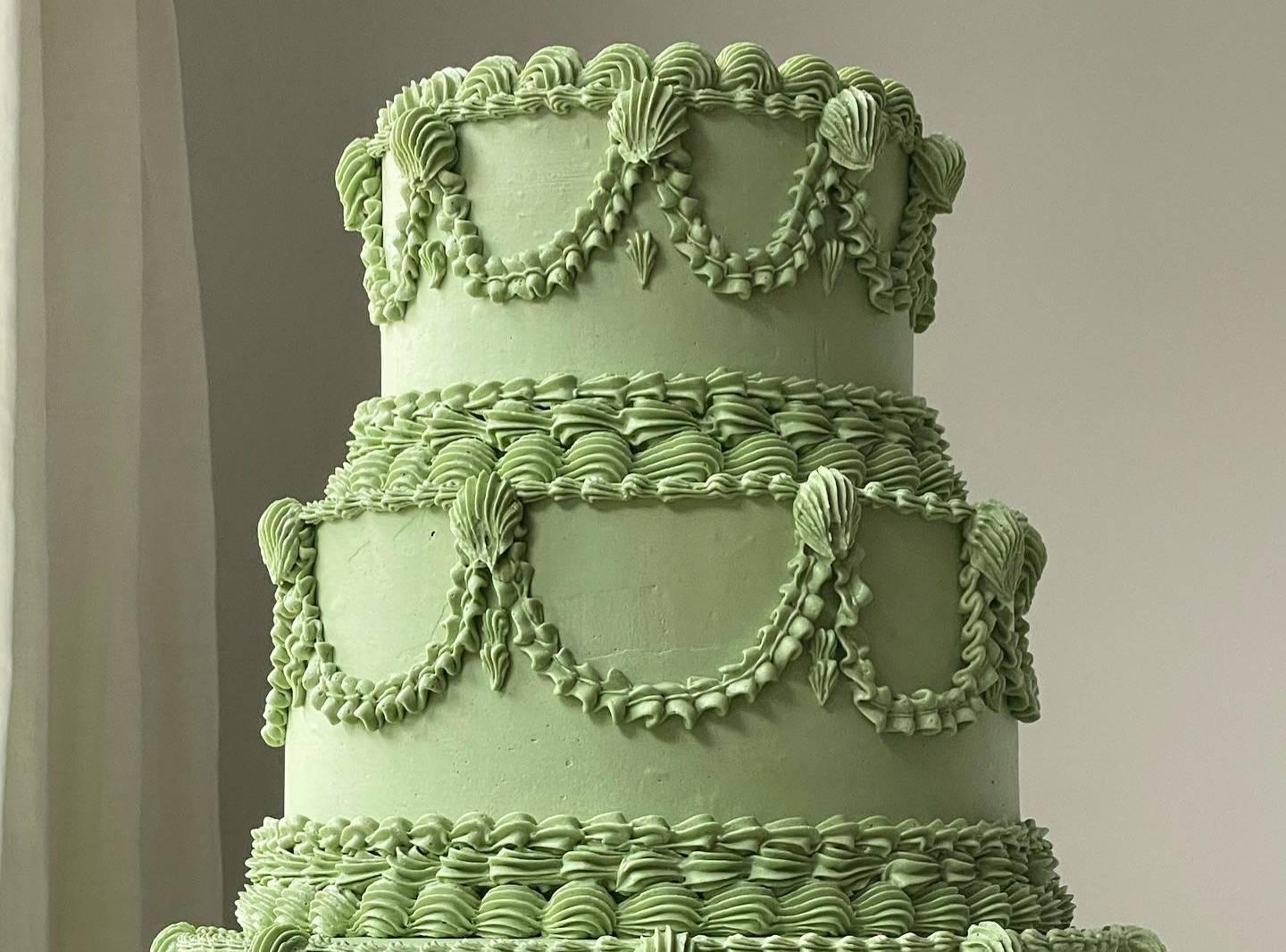 Dive Into 2024's Irresistible Wedding Cake Trends