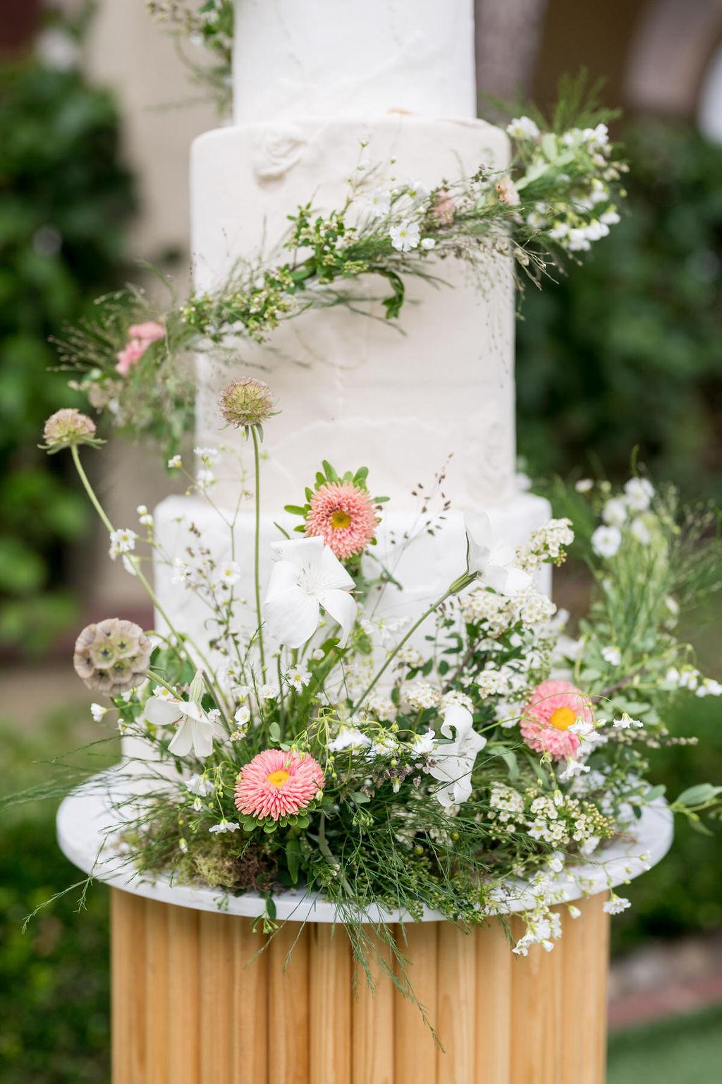 A Whimsical Summer Wedding at Ebell of Santa Ana 6