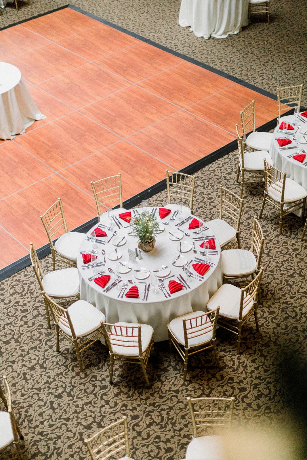 A Classic Christmas Wedding in Wisconsin photo 3