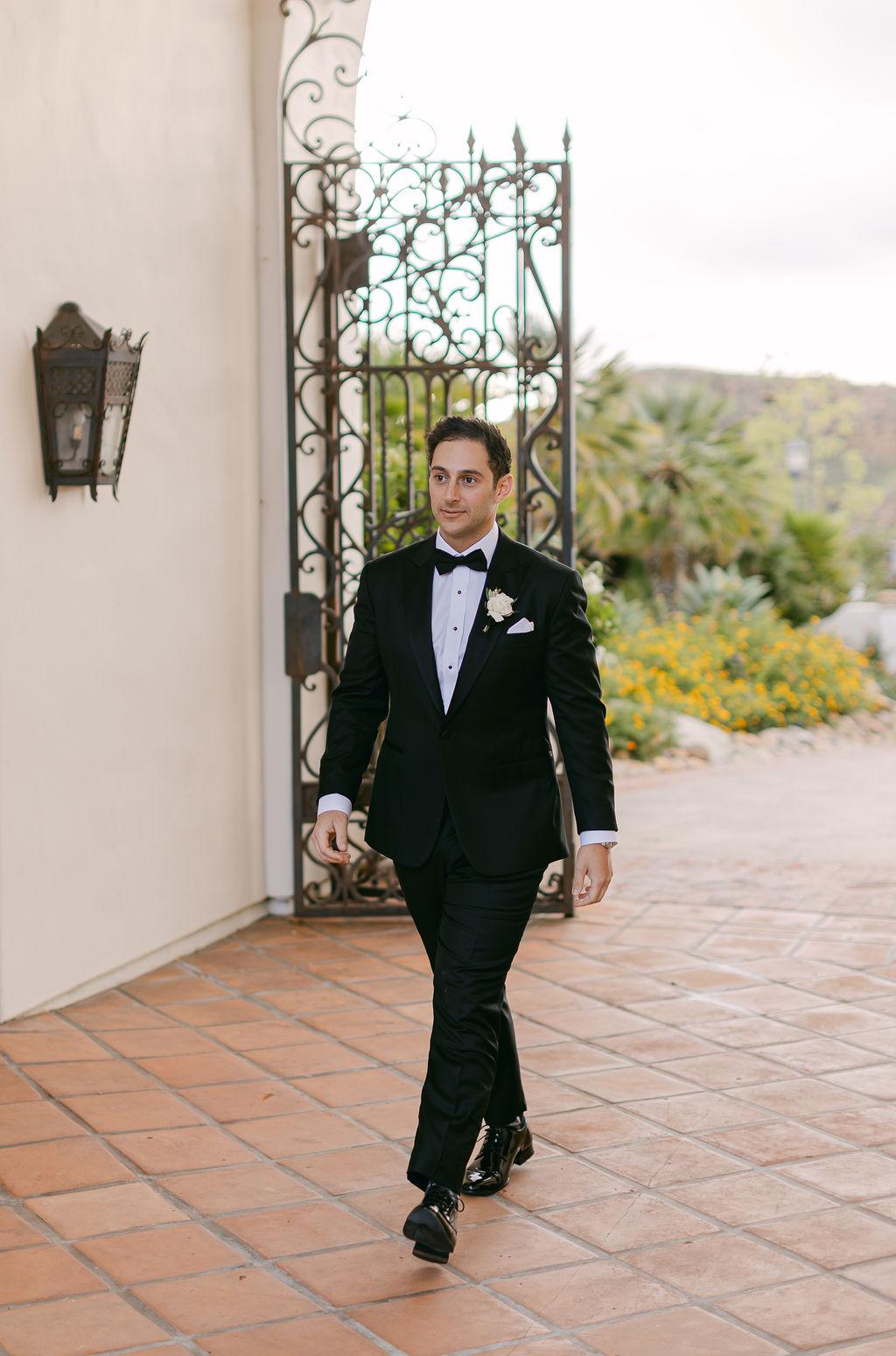A Modern Fall Wedding at Hummingbird Nest Ranch Villa 16