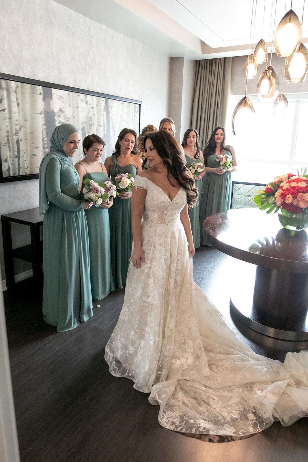 A Glamorous Summer Wedding at the Notre-Dame Basilica photo 4
