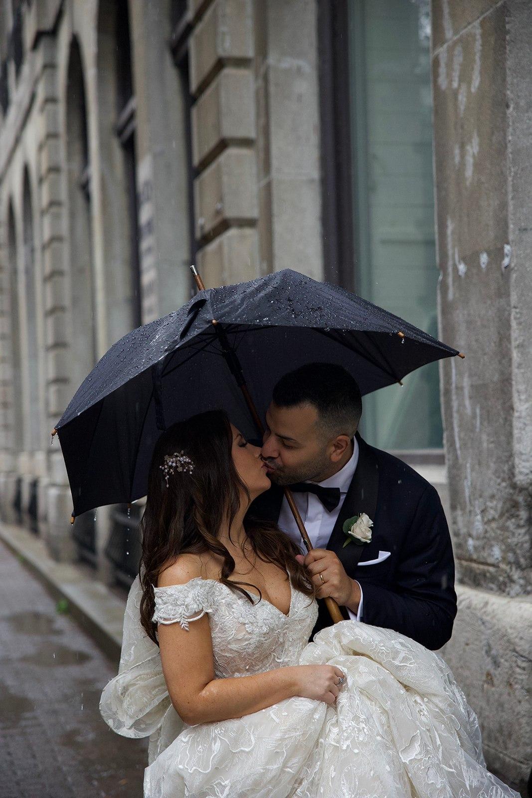 A Glamorous Summer Wedding at the Notre-Dame Basilica 14