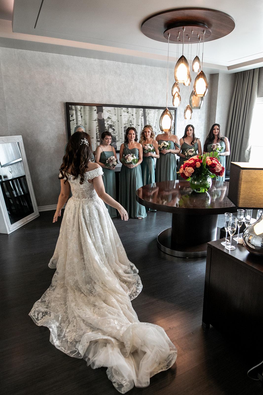A Glamorous Summer Wedding at the Notre-Dame Basilica 24