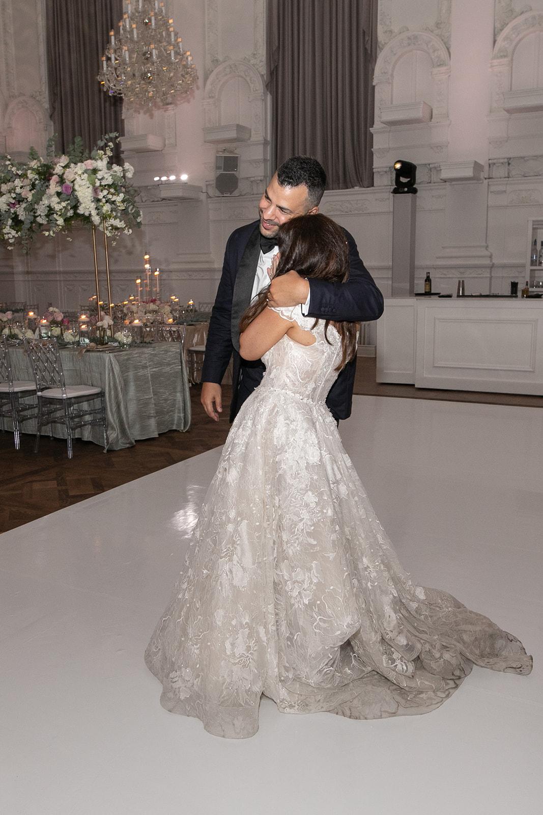 A Glamorous Summer Wedding at the Notre-Dame Basilica 11