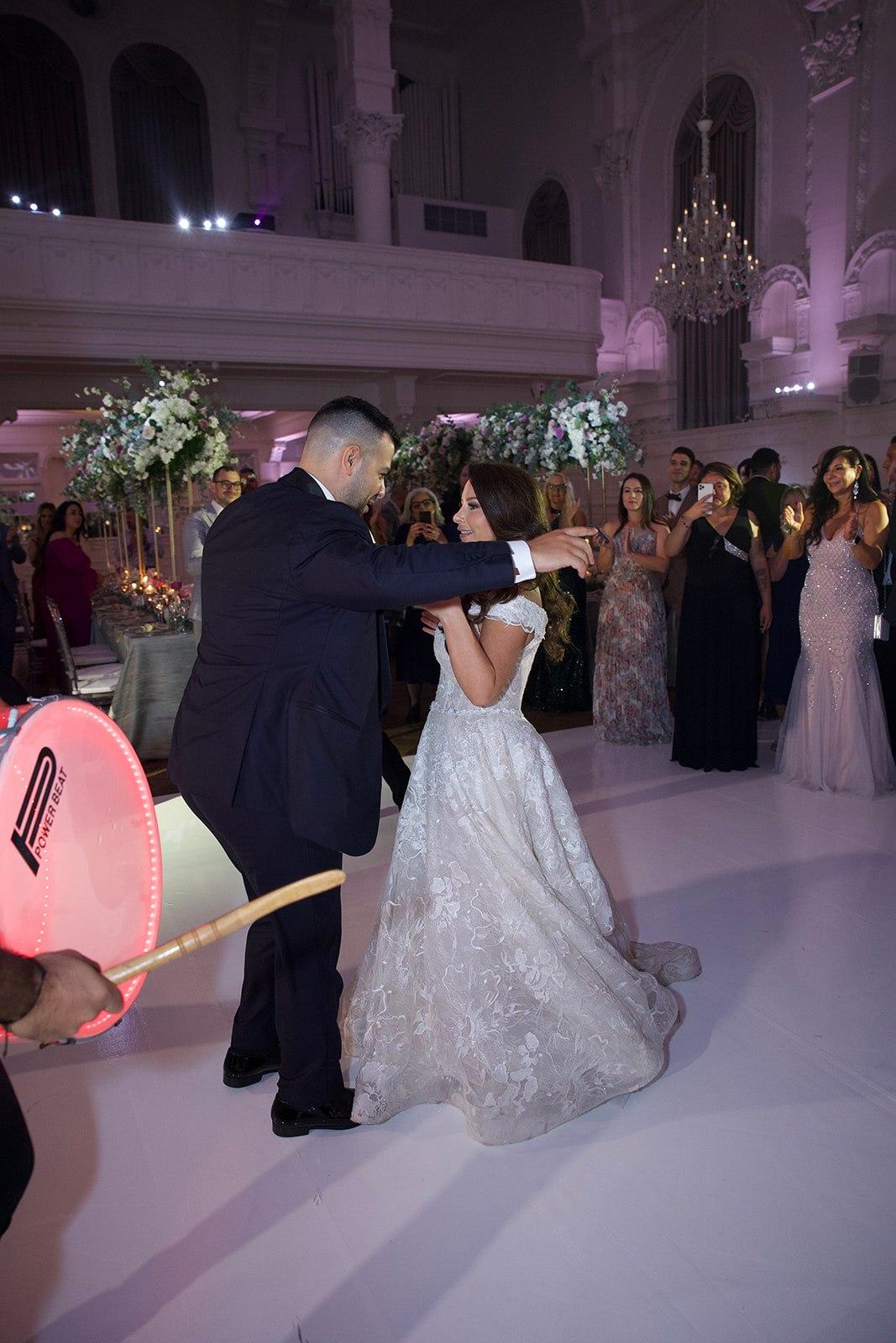 A Glamorous Summer Wedding at the Notre-Dame Basilica 8