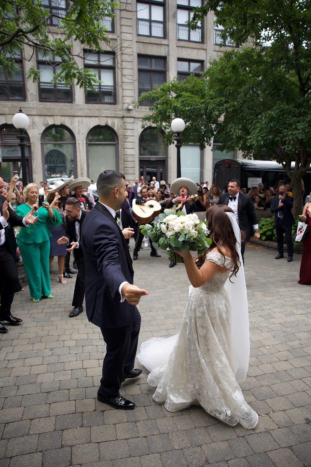 A Glamorous Summer Wedding at the Notre-Dame Basilica photo 5