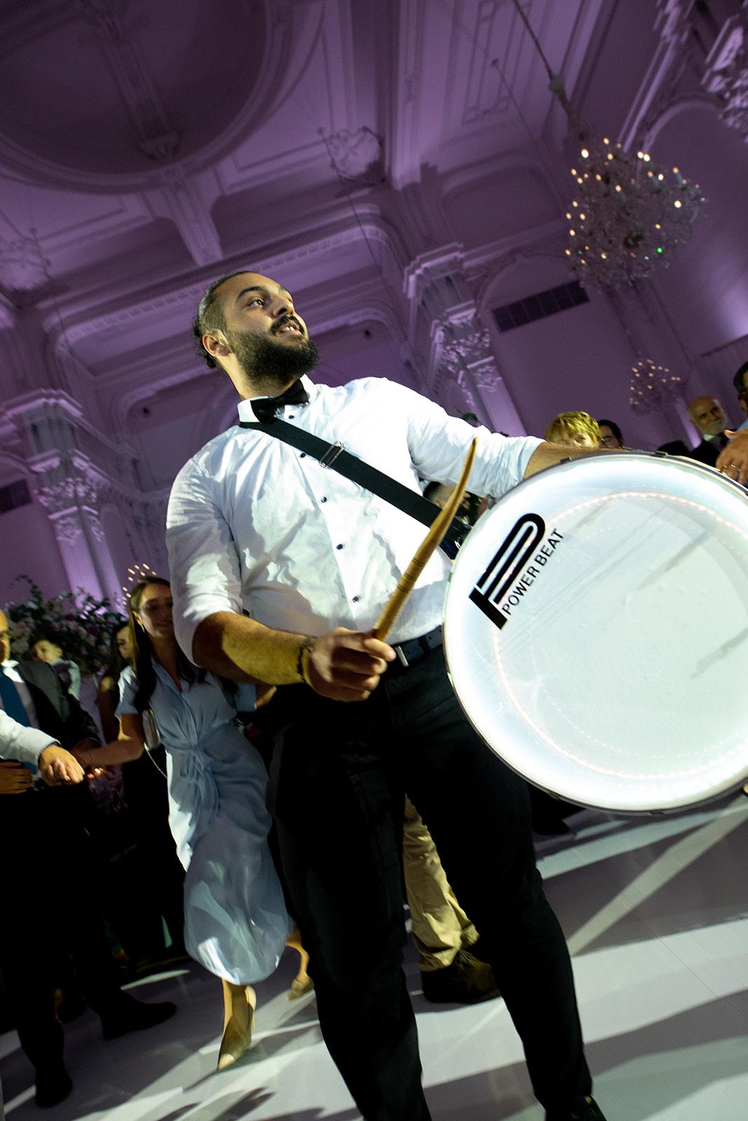 A Glamorous Summer Wedding at the Notre-Dame Basilica 31