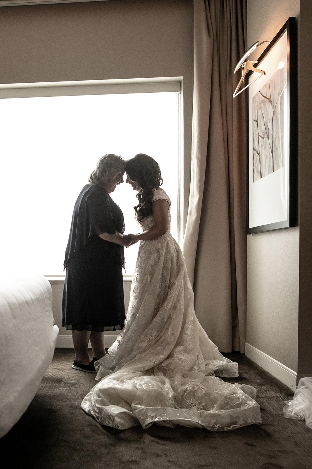 A Glamorous Summer Wedding at the Notre-Dame Basilica 15