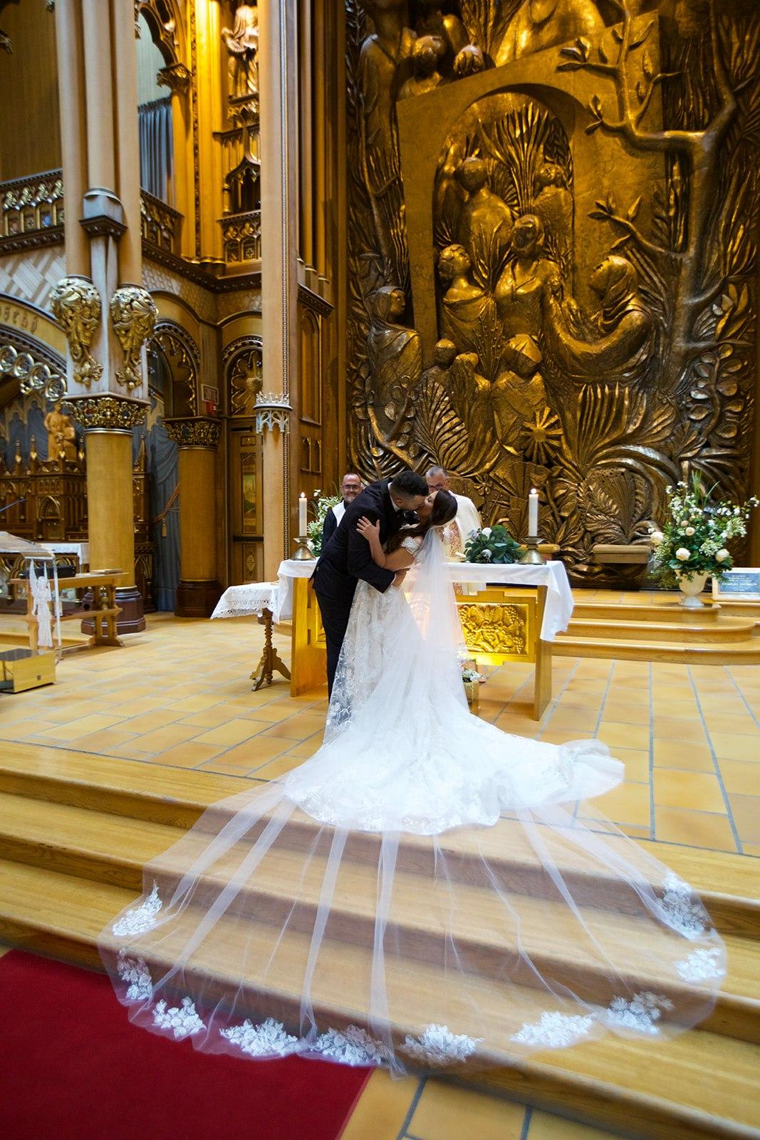 A Glamorous Summer Wedding at the Notre-Dame Basilica 35