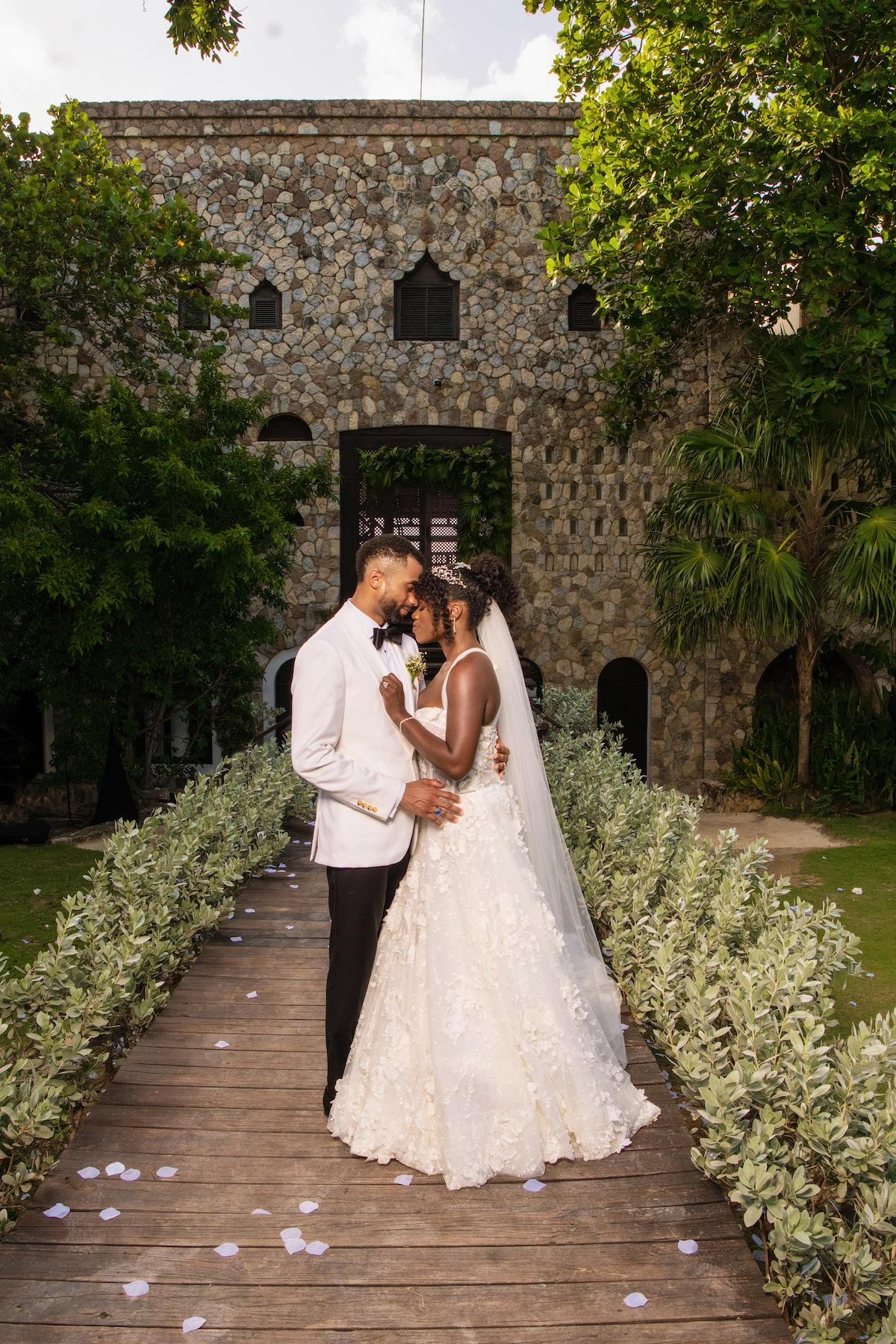 A Glamorous Summer Wedding at the Patoo Castle 44