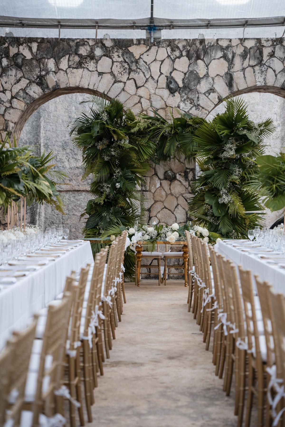 A Glamorous Summer Wedding at the Patoo Castle 26