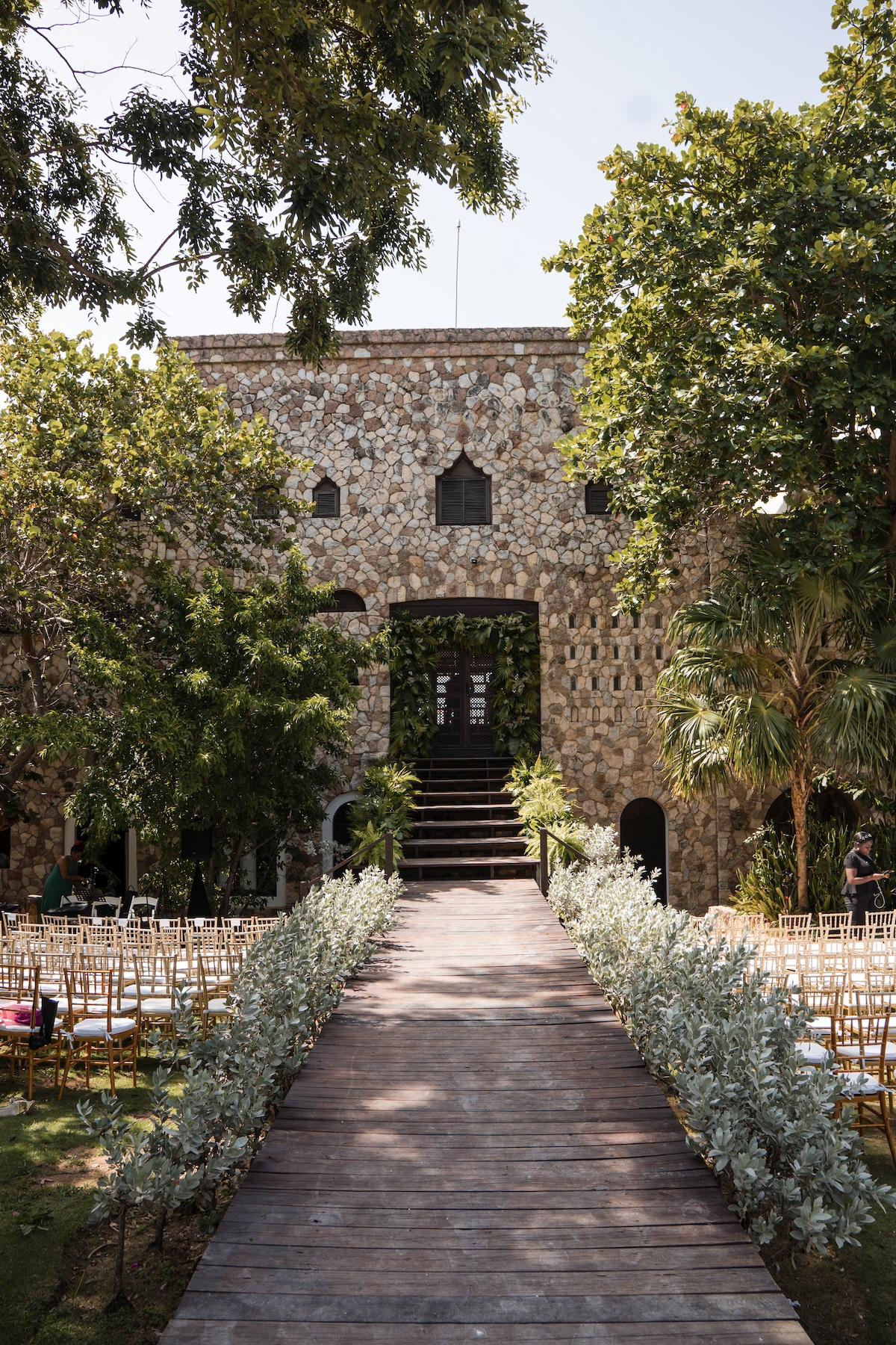A Glamorous Summer Wedding at the Patoo Castle 52