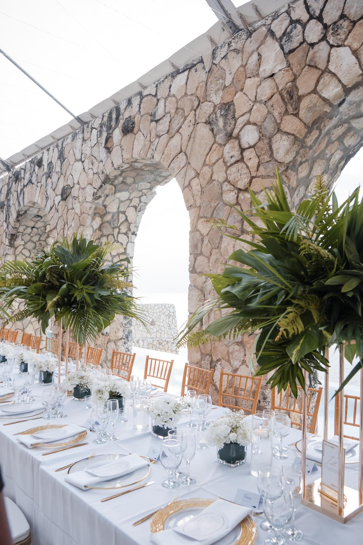 A Glamorous Summer Wedding at the Patoo Castle 37