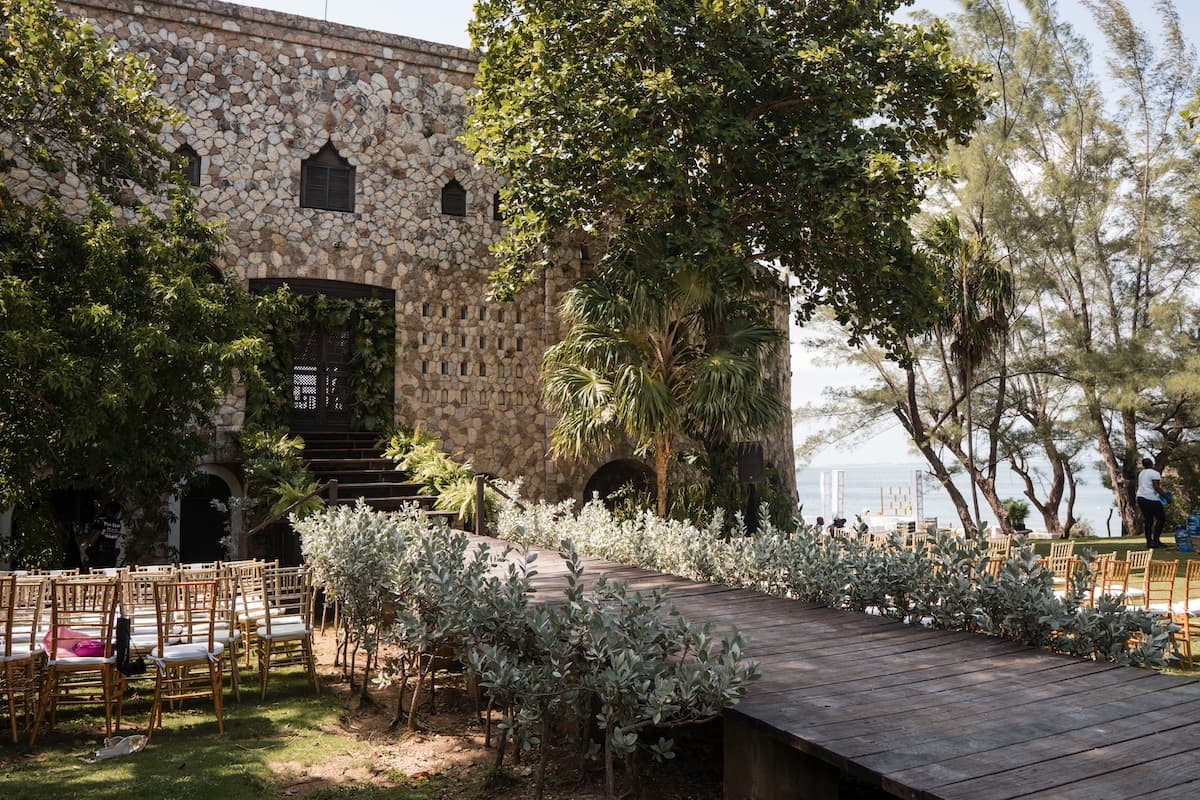 A Glamorous Summer Wedding at the Patoo Castle 34
