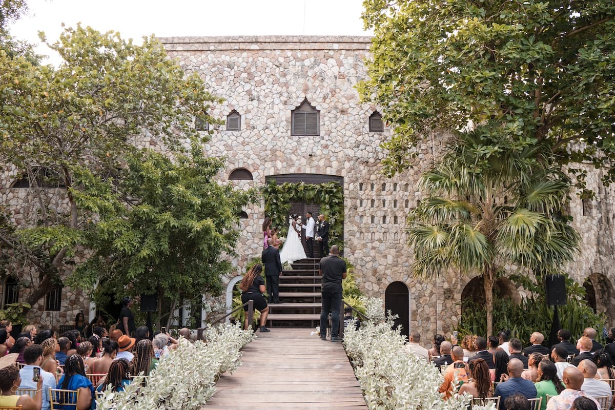 A Glamorous Summer Wedding at the Patoo Castle 30