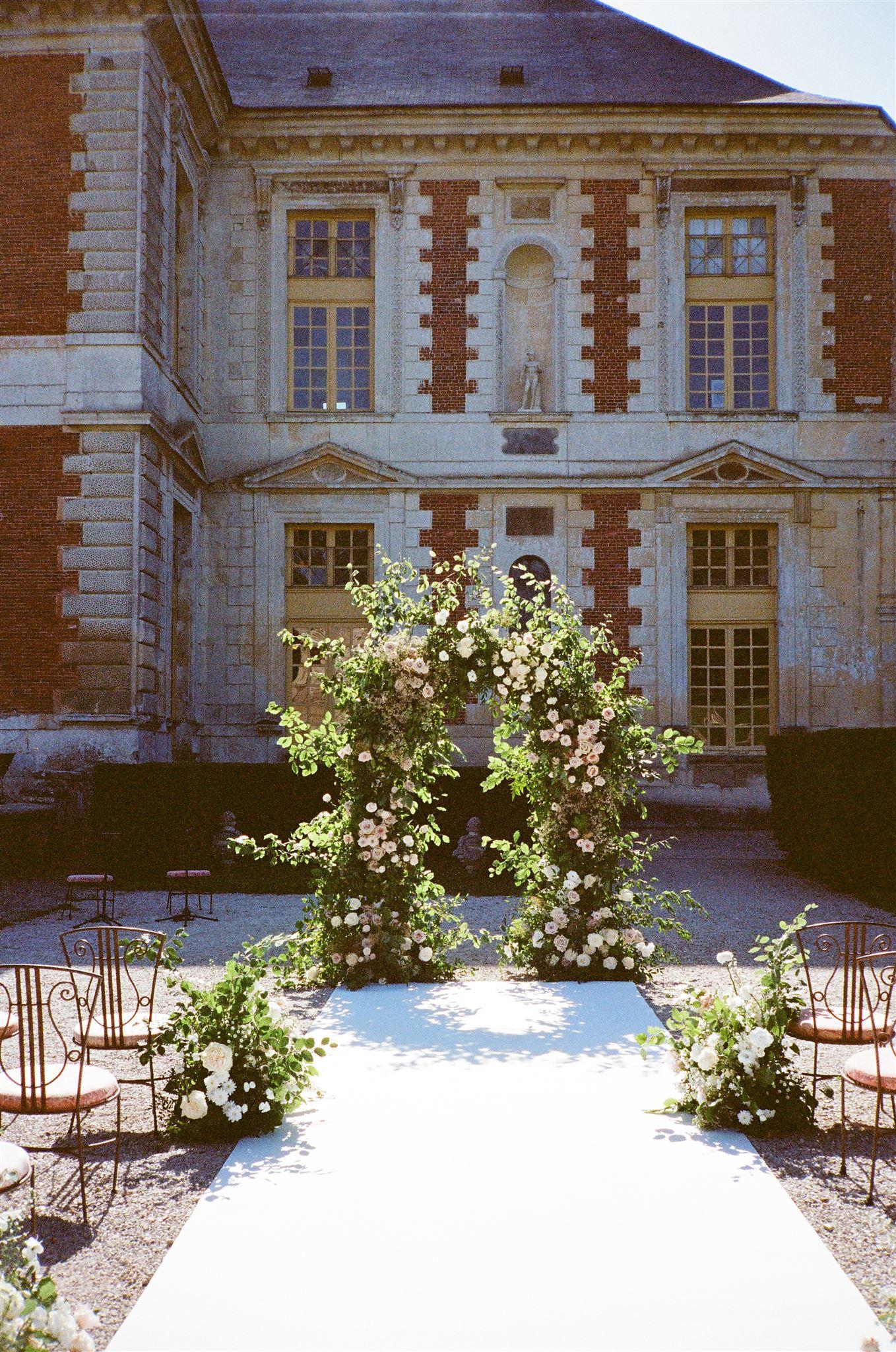 A Classic Summer Wedding at Chateau de Vallery 23