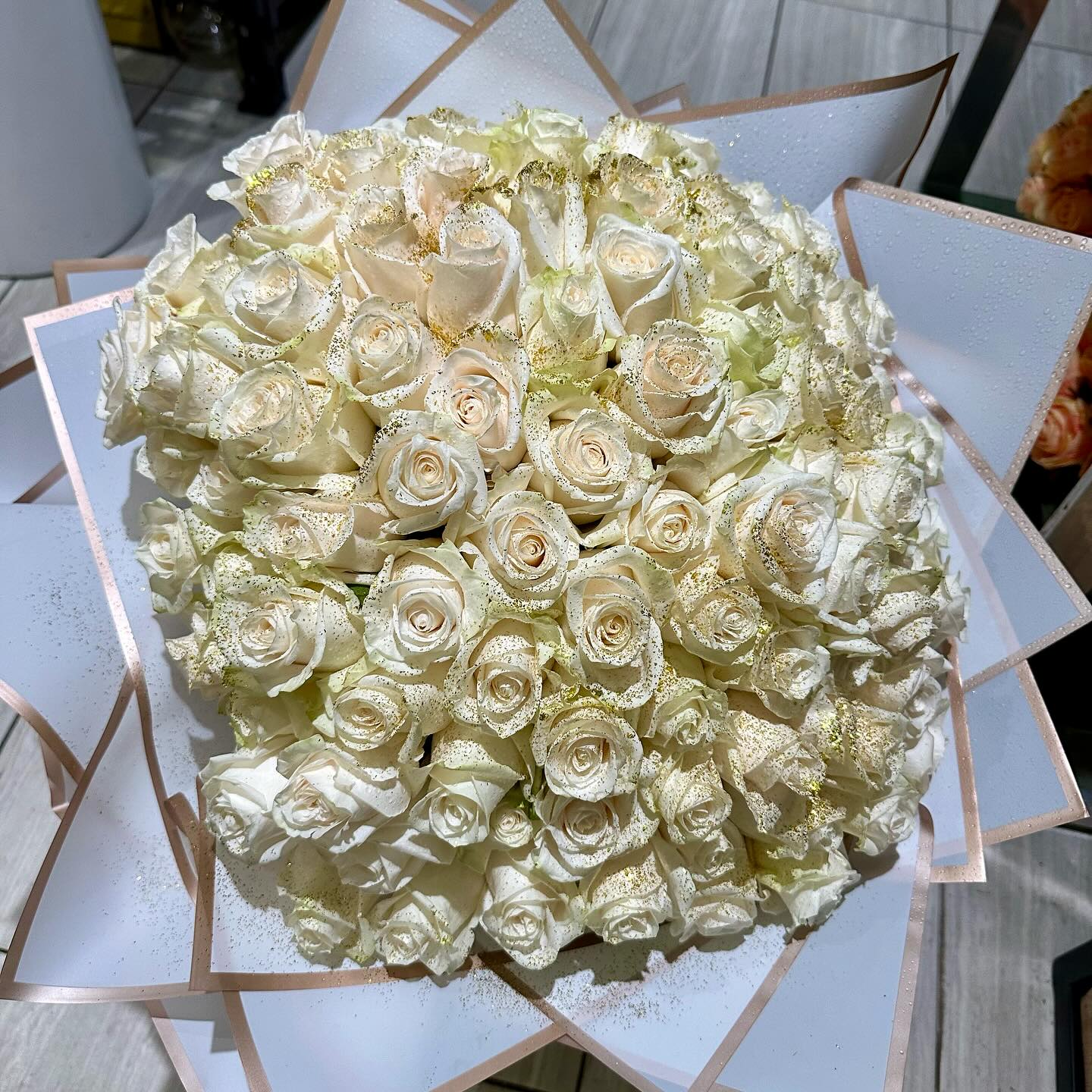 2 LIPS FLORAL DESIGN