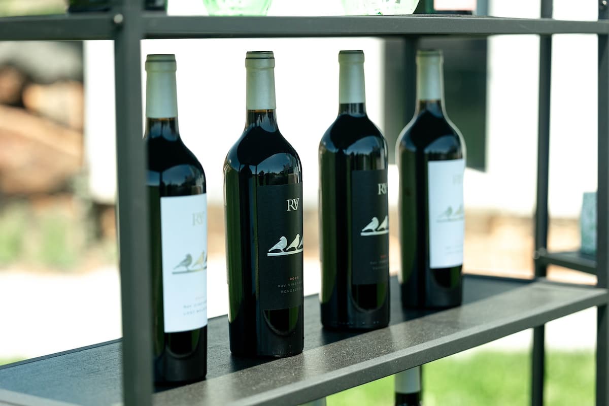A Modern Spring Wedding at RdV Vineyards 3