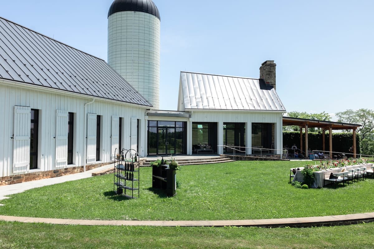 A Modern Spring Wedding at RdV Vineyards 42