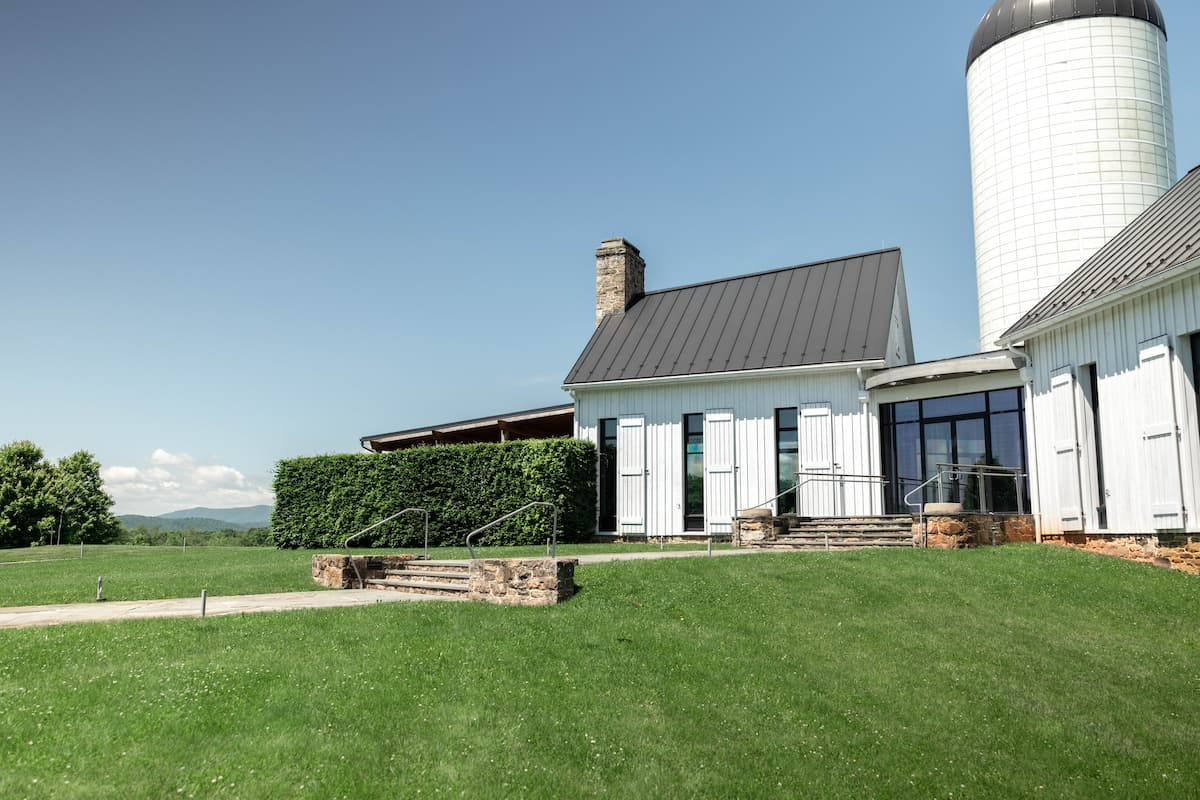 A Modern Spring Wedding at RdV Vineyards 73