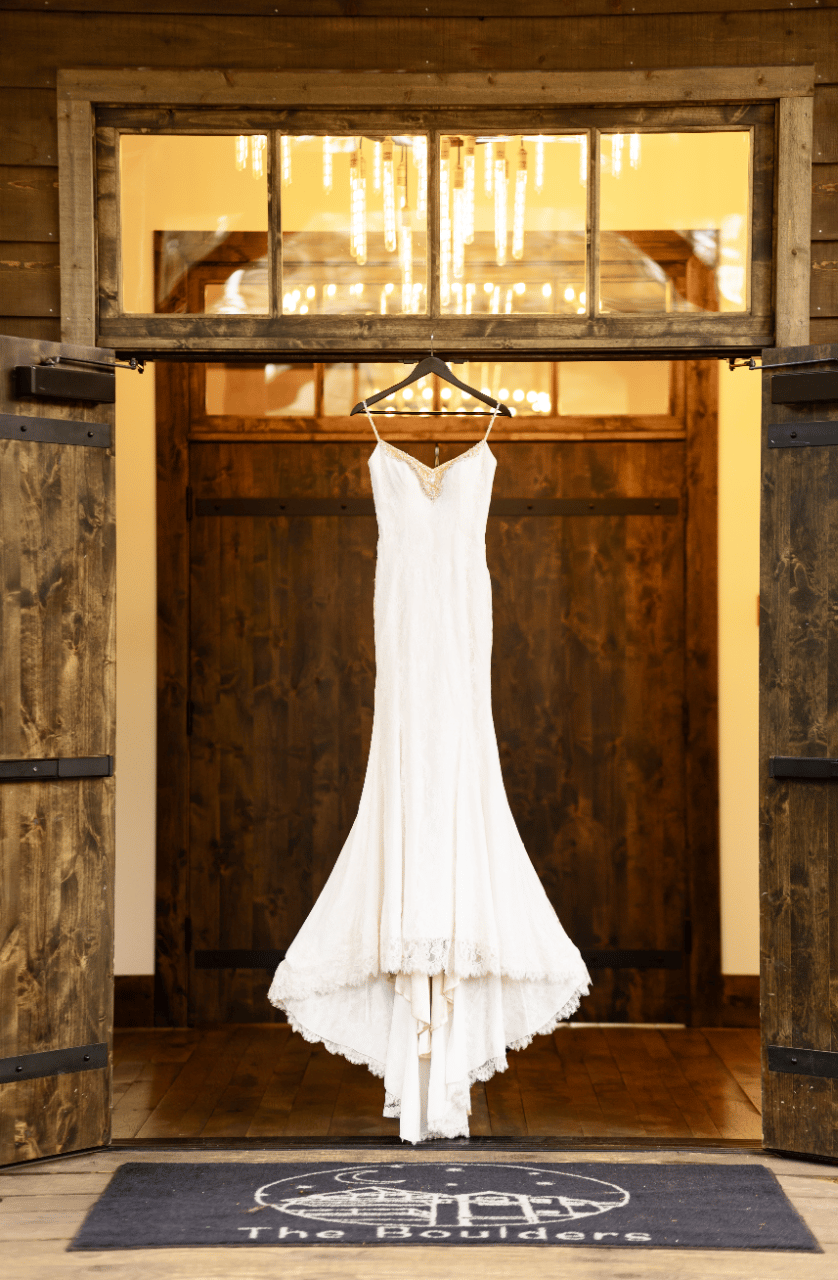 A Glamorous Summer Wedding at Black Canyon Inn photo 3