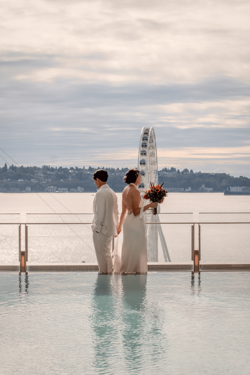 A Modern Fall Wedding at Seattle Aquarium